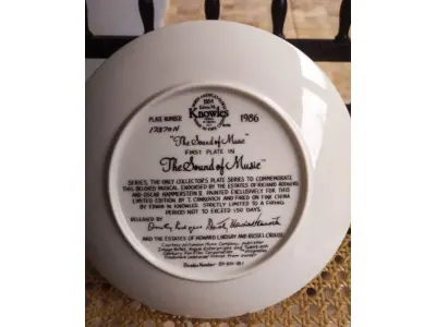 LOTE 333 - 01 BELO  PRATO DE COLECIONADOR É DA COLEÇÃO O SOM DE MUSSE "A NOVIÇA REBELDE", DE EDWIN M. KNOWLES, FABRICADO NA VIRGÍNIA OCIDENTAL EM 1986. PINTADO POR T. CRNKOVICH. POSSUI FORMATO REDONDO COM 21,5 CM DE DIÂMETRO. O DESIGN É INSPIRADO NO FILME MUSICAL "A NOVIÇA REBELDE" E É FEITO DE PORCELANA FINA. ESTE PRATO DE COLECIONADOR NUMERADO ESTÁ EM ÓTIMO ESTADO. NÃO VEJO DEFEITOS. O PRATO NÃO POSSUI EMBALAGEM OU DOCUMENTAÇÃO ORIGINAL. ESTRITAMENTE LIMITADO AS VENDAS UM PERÍODO DE QUEIMA  150 DIAS LOGO APÓS FOI FECHADO NÃO LANÇARAM MAIS . PLACA NÚMERO 17370N,NÚMERO BRADEX: 84-K41-18.1.PEÇA COMPRADA EM GARAGEM DE ANTIGUIDADES NOS EUA. SUPORTE PARA PRATO NÃO INCLUÍDO NESTA VENDA. (NO ESTADO) ATENÇÃO! FAZER A VISITAÇÃO ANTES DE ARREMATAR, NÃO SABEMOS SE FUNCIONA, LEILÃO NÃO TEM GARANTIA E NEM DEVOLUÇÃO, SUJEITO A POSSÍVEIS AVARIAS VISÍVEIS/OCULTAS E/OU AUSÊNCIA DE COMPONENTES.