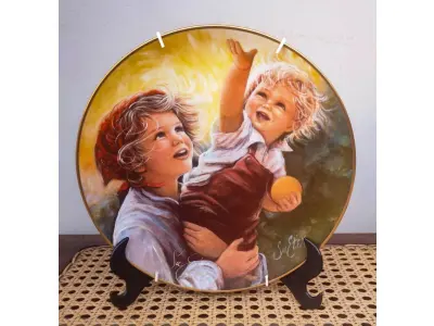 LOTE 274 - 01 PRATO DE COLECIONADOR VINTAGE REACHING TOGETHER POR SUE ETEM 1982 EDIÇÃO LIMITADA APENAS 40 MIL LANÇADOS NOS EUA. PRATO DE NUMERO 3487 RARA POUCAS DELAS EM ANTIQUÁRIOS NOS EUA. ASSINADO PELO ARTISTA 1982, PRATO AMERICAN LEGACY REACHING TOGETHER SU ETE. ESTE BELO PRATO DE COLECIONADOR UM ITEM ESSENCIAL PARA QUALQUER COLECIONADOR SÉRIO. COM UM DESIGN MULTICOLORIDO E TEMA DE PESSOAS, ESTE PRATO É PERFEITO PARA TODAS AS OCASIÕES. FEITO DE PORCELANA DE OSSO, COM 21 CM DE DIÂMETRO. É UM ITEM VINTAGE DO FINAL DO SÉCULO XX E ASSINADO PELA ARTISTA SU ETEM, COM O NÚMERO DE PRODUÇÃO 27390. FAZ PARTE DA LINHA DE PRODUTOS AMERICAN LEGACY E FOI PRODUZIDO NA CALIFÓRNIA NA DÉCADA DE 1980. PERFEITO PARA QUALQUER DECORAÇÃO. O PRATO É UM EXEMPLO DO ESTILO E DA TÉCNICA DE PRODUÇÃO EM CERÂMICA ARTÍSTICA. ESTE ITEM É UMA ÓTIMA REPRESENTAÇÃO DA CULTURA E HISTÓRIA AMERICANAS. PEÇA FOI ENCONTRADA EM UM ARMÁRIO DURANTE A VENDA DE UMA PROPRIEDADE, APÓS MUITOS ANOS GUARDADA.  CAIXA ORIGINAL E CERTIFICADO DE AUTENTICIDADE DA PEÇA.  SUPORTE PARA PRATO NÃO INCLUÍDO NESTA VENDA. (NO ESTADO) ATENÇÃO! FAZER A VISITAÇÃO ANTES DE ARREMATAR, NÃO SABEMOS SE FUNCIONA, LEILÃO NÃO TEM GARANTIA E NEM DEVOLUÇÃO, SUJEITO A POSSÍVEIS AVARIAS VISÍVEIS/OCULTAS E/OU AUSÊNCIA DE COMPONENTES.