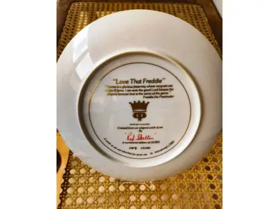 LOTE 319 - 01 RARO PRATO DE COLECIONADOR DE EDIÇÃO LIMITADA APRESENTA O ICÔNICO PERSONAGEM RED SKELETON, "ASSINADO À MÃO" FREDDIE, JOGANDO TÊNIS  "LOVE THAT FREDDIE" "EM PORTUGUES AMO ESSE FREDDIE" COM 21 CM DE DIÂMETRO, PEÇA  VINTAGE FOI FABRICADA NOS ESTADOS UNIDOS DURANTE A DÉCADA DE 1980 E ESTÁ EM EXCELENTES CONDIÇÕES. PERFEITA PARA QUALQUER ENTUSIASTA DO RED SKELETON, ITEM DE COLECIONADOR, ESTA PEÇA DECORATIVA ADICIONARÁ UM TOQUE DE HUMOR E NOSTALGIA A QUALQUER COLEÇÃO.  ITEM ÚNICO E DIFÍCIL DE ENCONTRAR, ÚNICO NO BRASIL APENAS 10 MIL PRATOS LANÇADOS NOS EUA. PRATO DE Nº 109/10.000. ITEM COMPRADO EM GARAGEM DE ANTIGUIDADES NOS EUA. SUPORTE PARA PRATO NÃO INCLUÍDO NESTA VENDA. (NO ESTADO) ATENÇÃO! FAZER A VISITAÇÃO ANTES DE ARREMATAR, NÃO SABEMOS SE FUNCIONA, LEILÃO NÃO TEM GARANTIA E NEM DEVOLUÇÃO, SUJEITO A POSSÍVEIS AVARIAS VISÍVEIS/OCULTAS E/OU AUSÊNCIA DE COMPONENTES.