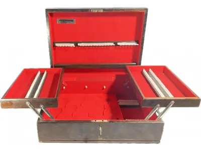 01 ANTIGA CAIXA FAQUEIROS ARTE DÉCOR. ANOS 50, EM MADEIRA NOBRE, INTERIOR COM FORRAÇÃO EM TECIDO AVELUDADO. ACOMPANHA CHAVE. COM 18X55X42 CM. SEM CUPIM PRECISA APENAS DE UMA LIMPEZA, POIS FOI EMBALADA COM FITA MARCAS DAS FOTOS SAI FÁCIL