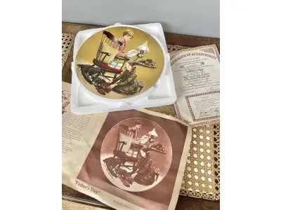 LOTE 143 - 01 RARO PRATO DE NORMAM ROCKWELL DE PORCELANA DE COLECIONADOR EDWIN KNOWLES, NUMERADA, DE 1982, DE DON SPAULDING, CHAMA-SE "DIA DOS PAIS". MEDE 21,5 CM DE DIÂMETRO. NÃO APRESENTA LASCAS, RACHADURAS OU REPAROS, LANÇADO EM 1986. APROVADO PELA FAMÍLIA ROCKWELL E SOCIEDADE DA AMÉRICA E PRODUZIDO PELA KNOWLES CHINA. PRODUZIDO EM EDIÇÃO LIMITADA A 90 DIAS DE PRODUÇÃO. NUMERADO ​​E ASSINADO. TEM 21,5 CM DE LARGURA E ESTÁ EM EXCELENTE ESTADO. ACOMPANHA CAIXA ORIGINAL E CERTIFICADO DE AUTENTICIDADE. PRATO DE NÚMERO 4944D  PEÇA COMPRADA EM GARAGEM DE ANTIGUIDADES NOS EUA. SUPORTE PARA PRATO NÃO INCLUÍDO NESTA VENDA. (NO ESTADO) ATENÇÃO! FAZER A VISITAÇÃO ANTES DE ARREMATAR, NÃO SABEMOS SE FUNCIONA, LEILÃO NÃO TEM GARANTIA E NEM DEVOLUÇÃO, SUJEITO A POSSÍVEIS AVARIAS VISÍVEIS/OCULTAS E/OU AUSÊNCIA DE COMPONENTES.