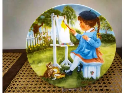 LOTE 325 - 01 PRATO DE COLECIONADOR SÉRIE PARECE QUE FOI ONTEM "SEEMS LIKE YESTERDAY" "EM PORTUGUES PARECE QUE FOI ONTEM" "MY MAGIC HAT" MEU CHAPÉU MÁGICO" PRODUZIDA EM EDIÇÃO LIMITADA POR APENAS 10 DIAS DE DISTRIBUIÇÃO E LOGO FECHADO PARA SEMPRE. PRATO DE NUMERO 6537 .PLACA DE COLECIONADOR B0Y RUSTY MONEY ESSA PEÇA FOI AUTOGRAFADA À MÃO PELO ARTISTA NA EPOCA DE LANÇAMENTO DOS PRATOS NOS EUA EM 30/03/1983. APRESENTA UMA CENA IT"" DA RUSTY MONEY, 3ª EDIÇÃO. E FOI FABRICADO ENTRE 1980 E 1989. É PERFEITO PARA COLECIONADORES DE ITENS DECORATIVOS AMERICANOS, ESPECIALMENTE PARA AQUELES INTERESSADOS EM PRATOS DE COLECIONADOR. EMITIDO PELA RJ ERNST ENTERPRISES. ACOMPANHA O CERTIFICADO DE AUTENTICIDADE NA CAIXA ORIGINAL. COM 22 CM DE DIÂMETRO. PEÇA COMPRADA EM GARAGEM DE ANTIGUIDADES NOS EUA. “SUPORTE PARA PRATO NÃO INCLUÍDO NESTA VENDA.” . (NO ESTADO) ATENÇÃO! FAZER A VISITAÇÃO ANTES DE ARREMATAR, NÃO SABEMOS SE FUNCIONA, LEILÃO NÃO TEM GARANTIA E NEM DEVOLUÇÃO, SUJEITO A POSSÍVEIS AVARIAS VISÍVEIS/OCULTAS E/OU AUSÊNCIA DE COMPONENTES.