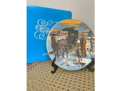 LOTE 317 - 01 PRATO COLECIONÁVEL KERN 1978 O NATAL DE ONTEM "CHRISTMAS CALL" EM PORTUGUES "CHAMADA DE NATAL". EDIÇÃO LIMITADA Nº 829/5000. KERN COLLECTIBLES. FABRICADO NOS EUA. ESTE PRATO SE CHAMA MAKING CHRISTMAS COOKIES. DA SÉRIE CHRISTMAS OF YESTERDAY. NA CAIXA ORIGINAL COM CERTIFICADO "CHRISTMAS CALL" DO ARTISTA MARVIN NYE, ANO 1978, NA CAIXA ORIGINAL, COLEÇÃO KERN,PEÇA COMPRADA EM GARAGEM DE ANTIGUIDADES NOS EUA. SUPORTE PARA PRATO NÃO INCLUÍDO NESTA VENDA.EM EXCELENTE ESTADO, POSSUI A CAIXA ORIGINAL E OS DOCUMENTOS. O SUPORTE DO PRATO NÃO ESTÁ INCLUÍDO. PEÇA COMPRADA EM GARAGEM DE ANTIGUIDADES NOS EUA. SUPORTE PARA PRATO NÃO INCLUÍDO NESTA VENDA. (NO ESTADO) ATENÇÃO! FAZER A VISITAÇÃO ANTES DE ARREMATAR, NÃO SABEMOS SE FUNCIONA, LEILÃO NÃO TEM GARANTIA E NEM DEVOLUÇÃO, SUJEITO A POSSÍVEIS AVARIAS VISÍVEIS/OCULTAS E/OU AUSÊNCIA DE COMPONENTES.