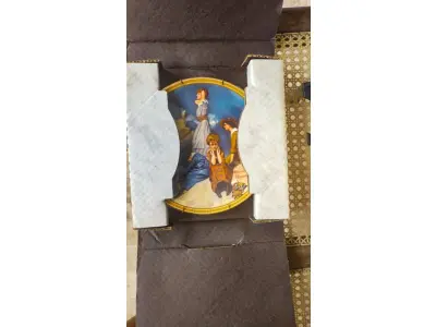 LOTE 189 - 01 PRATO DE COLECIONADOR NORMAN ROCKWELL "ESPERANDO NA PRAIA" PRATO KNOWLES COM CERTIFICADO DE APROVAÇÃO (CA) CAIXA.PRATO COLECIONÁVEL DA ROCKWELL SOCIETY & KNOWLES CHINA. A IMAGEM CHAMA-SE "ESPERANDO NA PRAIA" E FOI CRIADA PELO ARTISTA NORMAN ROCKWELL. ESTE PRATO É O SEGUNDO DA COLEÇÃO ROCKWELL REDISCOVERED WOMEN. NÚMERO DO PRATO: 17577V, DA EDIÇÃO LIMITADA A 100 DIAS DE QUEIMA EM 1982. CERTIFICADO COMO UM "VERDADEIRO CLÁSSICO ROCKWELL" PELA ROCKWELL SOCIETY OF AMERICA.ESTE PRATO ESTÁ EM EXCELENTES CONDIÇÕES DE USO. ACOMPANHA A CAIXA ORIGINAL, CERTIFICADO DE APROVAÇÃO (CA) E ENCARTES. PRATO DE COLECIONADOR. APROXIMADAMENTE 21 CM DE DIÂMETRO.COMPRADAS EM LOJAS DE ANTIGUIDADES DOS EUA.O SUPORTE DO PRATO NÃO ESTÁ INCLUÍDO. (NO ESTADO) ATENÇÃO! FAZER A VISITAÇÃO ANTES DE ARREMATAR, NÃO SABEMOS SE FUNCIONA, LEILÃO NÃO TEM GARANTIA E NEM DEVOLUÇÃO, SUJEITO A POSSÍVEIS AVARIAS VISÍVEIS/OCULTAS E/OU AUSÊNCIA DE COMPONENTES.