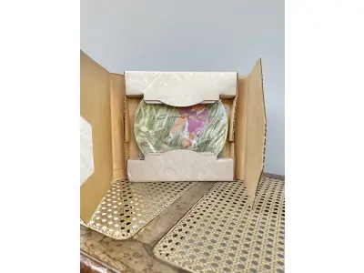 LOTE 122 - 01 PRATO DECORATIVO 'PEQUENO PRÍNCIPE' - POR RUSTY MONEY - SEXTA EDIÇÃO DA SÉRIE "PARECE ONTEM" - PRODUZIDO EM EDIÇÃO LIMITADA POR APENAS DEZ DIAS DE QUEIMA E DEPOIS FECHADO PERMANENTEMENTE - NÚMERO DA PLACA 4874, COM CAIXA ORIGINAL E CERTIFICADO DE AUTENTICIDADE. MEDE 21,5 CM DE DIÂMETRO SUPORTE PARA PRATO NÃO INCLUÍDO NESTA VENDA. (NO ESTADO) ATENÇÃO! FAZER A VISITAÇÃO ANTES DE ARREMATAR, NÃO SABEMOS SE FUNCIONA, LEILÃO NÃO TEM GARANTIA E NEM DEVOLUÇÃO, SUJEITO A POSSÍVEIS AVARIAS VISÍVEIS/OCULTAS E/OU AUSÊNCIA DE COMPONENTES.