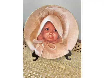 01 PRATO COLECIONÁVEL "AMY" DE MARILYN ZAPP, DE 1983, DA BRENTWOOD FINE ARTS. ESTE PRATO FOI CRIADO A PARTIR DE UMA OBRA DE ARTE ORIGINAL DE MARILYN ZAPP. EDIÇÃO NUMERADA, 2873 EXEMPLARES/12.500 SENDO LANÇADAS APENAS 10 MIL EXEMPLARES NOS EUA E 25,00EXEMPLARES LAÇADOS NO CANADA NA DÉCADA DE 80. MEDE 21,8 CM DE DIÂMETRO.  ITEM COMPRADO EM GARAGENS DE ANTIGUIDADES NOS EUA. SUPORTE PARA PRATO NÃO INCLUÍDO NESTA VENDA. (NO ESTADO) ATENÇÃO! FAZER A VISITAÇÃO ANTES DE ARREMATAR, NÃO SABEMOS SE FUNCIONA, LEILÃO NÃO TEM GARANTIA E NEM DEVOLUÇÃO, SUJEITO A POSSÍVEIS AVARIAS VISÍVEIS/OCULTAS E/OU AUSÊNCIA DE COMPONENTES.