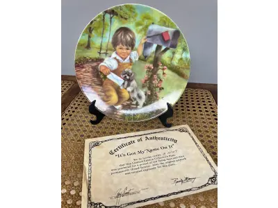 01 PRATO DE COLECIONADOR SÉRIE PARECE QUE FOI ONTEM PLACA DE COLECIONADOR B0Y RUSTY MONEY APRESENTA UMA CENA COMOVENTE DE UM MENINO E SEU CACHORRO, COM O TEMA DE CORREIO, DA SÉRIE "IT'S GOT MY NAME ON IT" "EM PORTUGUES TEM MEU NOME NELE" DA RUSTY MONEY, 4ª EDIÇÃO. E FOI FABRICADO ENTRE 1980 E 1989. É PERFEITO PARA COLECIONADORES DE ITENS DECORATIVOS AMERICANOS, ESPECIALMENTE PARA AQUELES INTERESSADOS EM PRATOS DE COLECIONADOR. EMITIDO PELA RJ ERNST ENTERPRISES. ACOMPANHA O CERTIFICADO DE AUTENTICIDADE NA CAIXA ORIGINAL. COM 22 CM DE DIÂMETRO.PEÇA COMPRADA EM GARAGEM DE ANTIGUIDADES NOS EUA. SUPORTE PARA PRATO NÃO INCLUÍDO NESTA VENDA. (NO ESTADO) ATENÇÃO! FAZER A VISITAÇÃO ANTES DE ARREMATAR, NÃO SABEMOS SE FUNCIONA, LEILÃO NÃO TEM GARANTIA E NEM DEVOLUÇÃO, SUJEITO A POSSÍVEIS AVARIAS VISÍVEIS/OCULTAS E/OU AUSÊNCIA DE COMPONENTES.