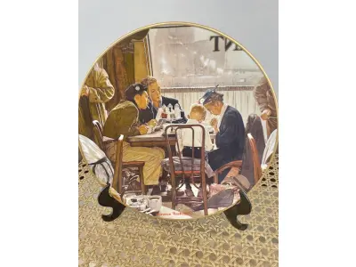 LOTE 295 - 01 RARÍSSIMO PRATO NORMAN ROCKWELL É UMA DAS PLACAS  MAIS RARAS. "SAVING GRACE" "EM PORTUGUES DIZENDO GRAÇAS" FOI UMA DAS PLACAS DE COLECIONADOR "OBRA-PRIMA". ESTA PLACA FOI FEITA POR GORHAM E ERA UMA REPRODUÇÃO DA CAPA DO SATURDAY EVENING POST DE 24 DE NOVEMBRO DE 1951. A PLACA NUNCA FOI EXIBIDA E VEM COM SEU PRÓPRIO CERTIFICADO DE AUTENTICIDADE DA BOLSA DE BRADFORD. ESTE PRATO MEDE 21 CM DE DIÂMETRO.PRATO DE NUMERO A 2977, NUNCA FOI EXPOSTO ,E SÃO INSPIRADOS NO PRÓPRIO GRANDE ARTISTA. FOI FABRICADO PELA GORHAM FINE CHINA COMPANY. A CAIXA SÓ FOI ABERTA PARA INSPECIONÁ-LO NO MOMENTO EM QUE FOI RECEBIDO E NOVAMENTE QUANDO AS FOTOS FORAM TIRADAS. OS PRATOS FOI HERANÇA FORAM SEMPRE CUIDADOSAMENTE CUIDADOS PELA ULTIMA DONA, QUE ERA COLECIONADORA. AS CORES SÃO TODAS VIVAS, SEM DESBOTAMENTO. ESTE PRATO SERIA UM PRESENTE ADORÁVEL E ACRESCENTARIA ACONCHEGO E PERSONALIDADE A QUALQUER AMBIENTE DA CASA. UMA ÓTIMA ADIÇÃO À SUA COLEÇÃO.COM CAIXA E CERTIFICADO E FOLHETOS  ORIGINAIS. PEÇA COMPRADA EM GARAGEM DE ANTIGUIDADES NOS EUA. SUPORTE PARA PRATO NÃO INCLUÍDO NESTA VENDA. (NO ESTADO) ATENÇÃO! FAZER A VISITAÇÃO ANTES DE ARREMATAR, NÃO SABEMOS SE FUNCIONA, LEILÃO NÃO TEM GARANTIA E NEM DEVOLUÇÃO, SUJEITO A POSSÍVEIS AVARIAS VISÍVEIS/OCULTAS E/OU AUSÊNCIA DE COMPONENTES.