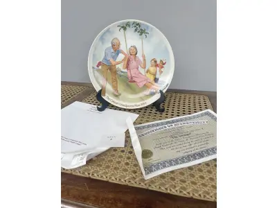 LOTE 280 - 01 PRATO DOS AVÓS CSATARI" PRATO DE COLECIONADOR KNOWLES * JOSEPH CSATARI MAIS ANTIGO DE EDWIN M. NÚMERO DA PLACA 12672 COM 21 CM DE DIAMETRO. ÚNICA EDIÇÃO DE "THE SWINGER", " EM PORTUGUES UMA OBRA ORIGINAL DE JOSEPH CSATARI, PINTADA EXCLUSIVAMENTE PARA A QUARTA EDIÇÃO DA SÉRIE CSATARI GRANDPARENT E FEITA RIGOROSAMENTE SEGUNDO OS PADRÕES TRADICIONAIS DE KNOWLES, O NOME MAIS ANTIGO DA AMÉRICA EM PORCELANA FINA, EM UMA ÚNICA EDIÇÃO LIMITADA E FECHADA PARA SEMPRE A CEM DIAS DE QUEIMA DE ESTOQUE . BRADEN NO. 84-K-41-4.4.COM CAIXA E CERTIFICADO E FOLHETOS  ORIGINAIS.PEÇA COMPRADA EM GARAGEM DE ANTIGUIDADES NOS EUA. SUPORTE PARA PRATO NÃO INCLUÍDO NESTA VENDA. (NO ESTADO) ATENÇÃO! FAZER A VISITAÇÃO ANTES DE ARREMATAR, NÃO SABEMOS SE FUNCIONA, LEILÃO NÃO TEM GARANTIA E NEM DEVOLUÇÃO, SUJEITO A POSSÍVEIS AVARIAS VISÍVEIS/OCULTAS E/OU AUSÊNCIA DE COMPONENTES.