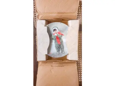 LOTE 187 - 01 RARO PRATO DE COLECIONADOR... INTITULADA "ANJO DO INVERNO"... ESTA É A PLACA NÚMERO 1592J... TERCEIRA PLACA DA COLEÇÃO MARAVILHAS DA INFÂNCIA DO AMADO PINTOR INFANTIL AMERICANO, DONALD ZOLAN  FEITA DURANTE UM PERÍODO DE QUEIMA DE 22 DIAS NO ANO DE 1984. COM DIREITOS AUTORAIS DE PEMBERTON & OAKES, 1984. COM CAIXA FOLHETO E  CERTIFICADO DE AUTENTICIDADE (COA) INCLUSOS NESTE ITEM. MEDE APROXIMADAMENTE 21 CM DE DIÂMETRO.COMPRADAS EM LOJAS DE ANTIGUIDADES DOS EUA.O SUPORTE DO PRATO NÃO ESTÁ INCLUÍDO. (NO ESTADO) ATENÇÃO! FAZER A VISITAÇÃO ANTES DE ARREMATAR, NÃO SABEMOS SE FUNCIONA, LEILÃO NÃO TEM GARANTIA E NEM DEVOLUÇÃO, SUJEITO A POSSÍVEIS AVARIAS VISÍVEIS/OCULTAS E/OU AUSÊNCIA DE COMPONENTES.