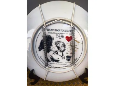 01 PRATO DE COLECIONADOR VINTAGE REACHING TOGETHER POR SUE ETEM 1982 EDIÇÃO LIMITADA APENAS 40 MIL LANÇADOS NOS EUA. PRATO DE NUMERO 3487 RARA POUCAS DELAS EM ANTIQUÁRIOS NOS EUA. ASSINADO PELO ARTISTA 1982, PRATO AMERICAN LEGACY REACHING TOGETHER SU ETE. ESTE BELO PRATO DE COLECIONADOR UM ITEM ESSENCIAL PARA QUALQUER COLECIONADOR SÉRIO. COM UM DESIGN MULTICOLORIDO E TEMA DE PESSOAS, ESTE PRATO É PERFEITO PARA TODAS AS OCASIÕES. FEITO DE PORCELANA DE OSSO, COM 21 CM DE DIÂMETRO. É UM ITEM VINTAGE DO FINAL DO SÉCULO XX E ASSINADO PELA ARTISTA SU ETEM, COM O NÚMERO DE PRODUÇÃO 27390. FAZ PARTE DA LINHA DE PRODUTOS AMERICAN LEGACY E FOI PRODUZIDO NA CALIFÓRNIA NA DÉCADA DE 1980. PERFEITO PARA QUALQUER DECORAÇÃO. O PRATO É UM EXEMPLO DO ESTILO E DA TÉCNICA DE PRODUÇÃO EM CERÂMICA ARTÍSTICA. ESTE ITEM É UMA ÓTIMA REPRESENTAÇÃO DA CULTURA E HISTÓRIA AMERICANAS. PEÇA FOI ENCONTRADA EM UM ARMÁRIO DURANTE A VENDA DE UMA PROPRIEDADE, APÓS MUITOS ANOS GUARDADA.  CAIXA ORIGINAL E CERTIFICADO DE AUTENTICIDADE DA PEÇA.  SUPORTE PARA PRATO NÃO INCLUÍDO NESTA VENDA. (NO ESTADO) ATENÇÃO! FAZER A VISITAÇÃO ANTES DE ARREMATAR, NÃO SABEMOS SE FUNCIONA, LEILÃO NÃO TEM GARANTIA E NEM DEVOLUÇÃO, SUJEITO A POSSÍVEIS AVARIAS VISÍVEIS/OCULTAS E/OU AUSÊNCIA DE COMPONENTES.
