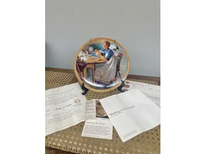 LOTE 318 - 01 PRATO DE COLECIONADOR VINTAGE NORMAN ROCKWELL "WORKING IN THE KITCHEN" "EM PORTUGUES TRABALHANDO NA COZINHA", EDIÇÃO 9 DA COLEÇÃO 'MULHERES REDESCOBERTAS DE ROCKWELL'.A ARTISTA MAIS AMADA DOS ESTADOS UNIDOS APRESENTA UMA SÉRIE INTITULADA "MULHERES REDESCOBERTAS DE ROCKWELL". ESTA É A NONA EDIÇÃO DA SÉRIE “TRABALHANDO NA COZINHA”.PRATO DE NUMERO 1511 B DA EDIÇÃO LIMITADA. EDWIN M, KNOWLES FINE CHINA, NÚMERO BRADEX 84-R70-4.9. COM CERTIFICADO DE AUTENTICIDADE E HISTÓRICO ESCRITO DA IMAGEM DA PLACA INCLUÍDOS. COM DIÂMETRO DE 21 CM CAIXA ORIGINAL. PRATO COM NOTA FISCAL DA ÉPOCA COMPRADO EM 13/09/1983.EM EXCELENTE ESTADO. O SUPORTE DO PRATO NÃO ESTÁ INCLUÍDO. PEÇA COMPRADA EM GARAGEM DE ANTIGUIDADES NOS EUA. SUPORTE PARA PRATO NÃO INCLUÍDO NESTA VENDA. (NO ESTADO) ATENÇÃO! FAZER A VISITAÇÃO ANTES DE ARREMATAR, NÃO SABEMOS SE FUNCIONA, LEILÃO NÃO TEM GARANTIA E NEM DEVOLUÇÃO, SUJEITO A POSSÍVEIS AVARIAS VISÍVEIS/OCULTAS E/OU AUSÊNCIA DE COMPONENTES.