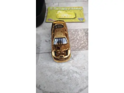 LOTE 150 - 01 RARO CARRO COLECIONÁVEL DA NASCAR COM O 50º ANIVERSÁRIO EM EXPOSIÇÃO BILL ELLIOTT OURO 24K, ITEM COMPRADO EM GARAGENS DE ANTIGUIDADES NOS EUA. (NO ESTADO) ATENÇÃO! FAZER A VISITAÇÃO ANTES DE ARREMATAR, NÃO SABEMOS SE FUNCIONA, LEILÃO NÃO TEM GARANTIA E NEM DEVOLUÇÃO, SUJEITO A POSSÍVEIS AVARIAS VISÍVEIS/OCULTAS E/OU AUSÊNCIA DE COMPONENTES.