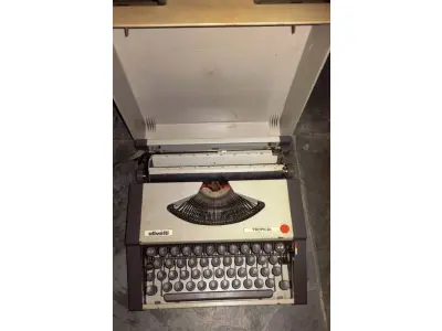 LOTE 429 - 01 MÁQUINA DE ESCREVER ANTIGA OLIVETT  TROPICAL. (NO ESTADO) ATENÇÃO! FAZER A VISITAÇÃO ANTES DE ARREMATAR, NÃO SABEMOS SE FUNCIONA, LEILÃO NÃO TEM GARANTIA E NEM DEVOLUÇÃO, SUJEITO A POSSÍVEIS AVARIAS VISÍVEIS/OCULTAS E/OU AUSÊNCIA DE COMPONENTES.