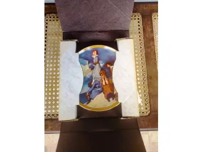 LOTE 336 - 01 PRATO DE COLECIONADOR VINTAGE NORMAN ROCKWELL "WATING ON THE SHORE" "EM PORTUGUES ESPERANDO NA PRAIA", EDIÇÃO 9 DA COLEÇÃO 'MULHERES REDESCOBERTAS DE ROCKWELL'.A ARTISTA MAIS AMADA DOS ESTADOS UNIDOS APRESENTA UMA SÉRIE INTITULADA ""MULHERES REDESCOBERTAS DE ROCKWELL"". ESTA É A NONA EDIÇÃO DA SÉRIE “TRABALHANDO NA COZINHA”.PRATO DE NUMERO 5263V DA EDIÇÃO LIMITADA. EDWIN M, KNOWLES FINE CHINA, NÚMERO BRADEX 84-R70-4.2. COM CERTIFICADO DE AUTENTICIDADE E HISTÓRICO ESCRITO DA IMAGEM DA PLACA INCLUÍDOS. COM DIÂMETRO DE 21 CM CAIXA ORIGINAL. EM EXCELENTE ESTADO. O SUPORTE DO PRATO NÃO ESTÁ INCLUÍDO. PEÇA COMPRADA EM GARAGEM DE ANTIGUIDADES NOS EUA. SUPORTE PARA PRATO NÃO INCLUÍDO NESTA VENDA." . (NO ESTADO) ATENÇÃO! FAZER A VISITAÇÃO ANTES DE ARREMATAR, NÃO SABEMOS SE FUNCIONA, LEILÃO NÃO TEM GARANTIA E NEM DEVOLUÇÃO, SUJEITO A POSSÍVEIS AVARIAS VISÍVEIS/OCULTAS E/OU AUSÊNCIA DE COMPONENTES.