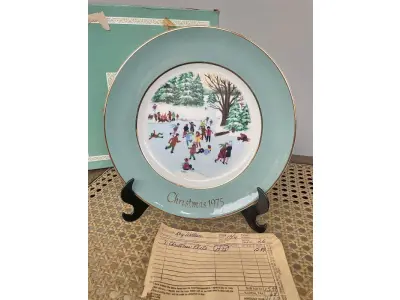 LOTE 277 - 01 LINDO PRATO DE NATAL DA SÉRIE AVON CHRISTMAS PLATE DE 1975, " SKATERS ON THE POND" - QUARTA EDIÇÃO DA SÉRIE. COM 22 CM DE DIÂMETRO E RETRATA UM GRUPO DE PESSOAS PATINANDO NA NEVE . O VERSO MARCADO COM DOIS ANÉIS DE OURO 22K.FEITO EXCLUSIVAMENTE PARA A AVON CTS INC., 1976 POR ENOCH WEDGWOOD (TUNSTALL) LTD, INGLATERRA.PEÇA COMPRADA EM GARAGEM DE ANTIGUIDADES NOS EUA. SUPORTE PARA PRATO NÃO INCLUÍDO NESTA VENDA. (NO ESTADO) ATENÇÃO! FAZER A VISITAÇÃO ANTES DE ARREMATAR, NÃO SABEMOS SE FUNCIONA, LEILÃO NÃO TEM GARANTIA E NEM DEVOLUÇÃO, SUJEITO A POSSÍVEIS AVARIAS VISÍVEIS/OCULTAS E/OU AUSÊNCIA DE COMPONENTES.