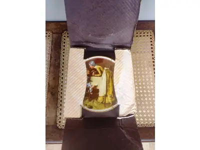 LOTE 320 - 01 RARO PRATO COLECIONÁVEL UMAS DAS PRIMEIRAS OBRAS DE NORMAN, COM 19,5 CM DE DIÂMETRO COM A OBRA "TAKE YOUR MEDICINE", "EM PORTUGUES TOME SEU REMEDIO" DE TOM SAWYER, DE NORMAN ROCKWELL, DE 1977, É UM ITEM MUITO PROCURADO POR QUALQUER COLECIONADOR ÁVIDO DE PEÇAS DECORATIVAS. FEITO NA DÉCADA DE 70,"CROWN BAVARIA ALEMANHA" ESTE PRATO É UMA VERDADEIRA JÓIA PARA QUEM BUSCA AUMENTAR SUA COLEÇÃO DE PRATOS COLECIONÁVEIS. EDIÇAO LIMITADA NA EPODA DE LANÇAMENTO COM SUAS CORES VIBRANTES E DESIGN INTRINCADO, CERTAMENTE CHAMARÁ A ATENÇÃO DE QUALQUER ADMIRADOR DA OBRA DE NORMAN ROCKWELL.EM EXCELENTE ESTADO. O SUPORTE DO PRATO NÃO ESTÁ INCLUÍDO. PEÇA COMPRADA EM GARAGEM DE ANTIGUIDADES NOS EUA. SUPORTE PARA PRATO NÃO INCLUÍDO NESTA VENDA. (NO ESTADO) ATENÇÃO! FAZER A VISITAÇÃO ANTES DE ARREMATAR, NÃO SABEMOS SE FUNCIONA, LEILÃO NÃO TEM GARANTIA E NEM DEVOLUÇÃO, SUJEITO A POSSÍVEIS AVARIAS VISÍVEIS/OCULTAS E/OU AUSÊNCIA DE COMPONENTES.