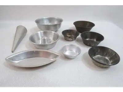 LOTE 355 - 232 FORMINHAS PARA EMPADAS, SALGADOS E DOCES EM ALUMÍNIO DE DIVERSOS MODELOS E TAMANHOS. (NO ESTADO) ATENÇÃO! FAZER A VISITAÇÃO ANTES DE ARREMATAR, NÃO SABEMOS SE FUNCIONA, LEILÃO NÃO TEM GARANTIA E NEM DEVOLUÇÃO, SUJEITO A POSSÍVEIS AVARIAS VISÍVEIS/OCULTAS E/OU AUSÊNCIA DE COMPONENTES.