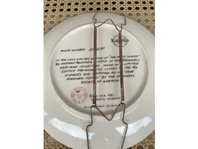 LOTE 272 - 01 RARO PRATO VINTAGE DE COLECIONADOR APRESENTA A ICÔNICA PINTURA DE NORMAN ROCKWELL, "THE MUSIC MAKER". COM 21 CM DE DIÂMETRO, E É FEITO DE PORCELANA. O PRATO FAZ PARTE DA FRANQUIA "KNOWLES" DE EDIÇÃO LIMITADA E PERTENCE À LINHA DE PRODUTOS "EARLY AMERICAN PRESCUT/EAPC".O PRATO É DECORADO COM UM PADRÃO RÚSTICO E APRESENTA UMA IMAGEM COLORIDA DE UM HOMEM TOCANDO UM INSTRUMENTO MUSICAL. FOI PRODUZIDO COM A TÉCNICA DE CERÂMICA E FABRICADO NOS ESTADOS UNIDOS NO FINAL DO SÉCULO XX (1970-1999). ESTE PRATO DECORATIVO É PERFEITO PARA TODAS AS OCASIÕES E SERIA UM ÓTIMO COMPLEMENTO PARA QUALQUER COLEÇÃO. NÚMERO DA PLACA: 23765AP.COMPRADAS EM LOJAS DE ANTIGUIDADES DOS EUA NA DATA DE 13/05/1981.COM NOTA DE COMPRA DA EPOCA E TODOS OS DOCUMENTOS INCLUSOS.O SUPORTE DO PRATO NÃO ESTÁ INCLUÍDO. (NO ESTADO) ATENÇÃO! FAZER A VISITAÇÃO ANTES DE ARREMATAR, NÃO SABEMOS SE FUNCIONA, LEILÃO NÃO TEM GARANTIA E NEM DEVOLUÇÃO, SUJEITO A POSSÍVEIS AVARIAS VISÍVEIS/OCULTAS E/OU AUSÊNCIA DE COMPONENTES.