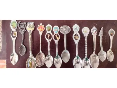 LOTE 186 - 01 LOTE COM 32 COLHERES ANTIGAS DE DIVERSOS PAÍSES E DATAS  COLHERES DE SOUVENIR, PRATEADAS E BANHADAS A PRATA. TODAS EM BOM ESTADO. PRECISAM DE UM BOM POLIMENTO E PODEM APRESENTAR PEQUENOS ARRANHÕES NA SUPERFÍCIE. COMPRADAS EM LOJAS DE ANTIGUIDADES DOS EUA. (NO ESTADO) ATENÇÃO! FAZER A VISITAÇÃO ANTES DE ARREMATAR, NÃO SABEMOS SE FUNCIONA, LEILÃO NÃO TEM GARANTIA E NEM DEVOLUÇÃO, SUJEITO A POSSÍVEIS AVARIAS VISÍVEIS/OCULTAS E/OU AUSÊNCIA DE COMPONENTES.