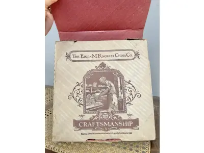 LOTE 112 - 01 PRATO NORMAN ROCKWELL.UM PEDAÇO DA HISTÓRIA AMERICANA COM ESTE PRATO DE COLECIONADOR DE EDIÇÃO LIMITADA, COM UMA BELA ILUSTRAÇÃO DE NORMAN ROCKWELL DE 1979. ESTE PRATO RETRATA LIGHTHOUSE KEEPER’S DAUGHTER "A FILHA DO FAROLEIRO" E É FEITO NOS ESTADOS UNIDOS. PERFEITO PARA FÃS DA ICÔNICA OBRA DE ROCKWELL, ESTE PRATO DE COLECIONADOR É UM ITEM ESSENCIAL PARA QUALQUER COLEÇÃO. ADICIONE ESTA PEÇA DESLUMBRANTE À SUA COLEÇÃO HOJE MESMO E ADMIRE OS DETALHES COMPLEXOS E AS BELAS CORES QUE FAZEM DESTE PRATO UMA OBRA DE ARTE. COM CERTIFICADO DE AUTENTICIDADE. ITEM COMPRADO E GARAGENS DE ANTIGUIDADES NOS EUA.SUPORTE PARA PRATO NÃO INCLUÍDO NESTA VENDA. (NO ESTADO) ATENÇÃO! FAZER A VISITAÇÃO ANTES DE ARREMATAR, NÃO SABEMOS SE FUNCIONA, LEILÃO NÃO TEM GARANTIA E NEM DEVOLUÇÃO, SUJEITO A POSSÍVEIS AVARIAS VISÍVEIS/OCULTAS E/OU AUSÊNCIA DE COMPONENTES.