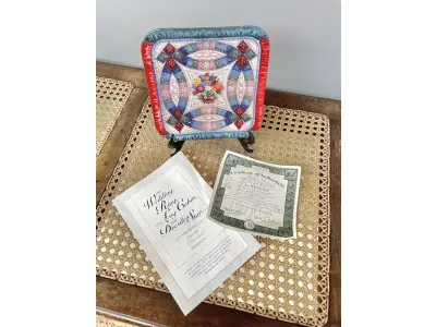 LOTE 114 - 01 PRATO DE COLEÇÃO DA COLCHA CHERISHED TRADITIONS THE WEDDING RING "ALIANÇA DE CASAMENTO" MARY ANN LASHER 1º DA SÉRIE COM 17,5 CM DE DIÂMETRO,EDIÇÃO LIMITADA, DESENHADO POR MARY ANN LASHER. UMA ALEGRE ALIANÇA DUPLA ENVOLVE UM BUQUÊ COLORIDO DE FLORES NESTE DESIGN DE PORCELANA. UMA EDIÇÃO ESTRITAMENTE LIMITADA A 150 DIAS DE QUEIMA NOS EUA. ITEM FOI ENCONTRADO EM UM ARMÁRIO DURANTE A VENDA DE UMA PROPRIEDADE NOS EUA APÓS MUITOS ANOS GUARDADOS.  CAIXA “ORIGINAL E COM CERTIFICADO DE AUTENTICIDADE,SUPORTE PARA PRATO NÃO INCLUÍDO NESTA VENDA. (NO ESTADO) ATENÇÃO! FAZER A VISITAÇÃO ANTES DE ARREMATAR, NÃO SABEMOS SE FUNCIONA, LEILÃO NÃO TEM GARANTIA E NEM DEVOLUÇÃO, SUJEITO A POSSÍVEIS AVARIAS VISÍVEIS/OCULTAS E/OU AUSÊNCIA DE COMPONENTES.