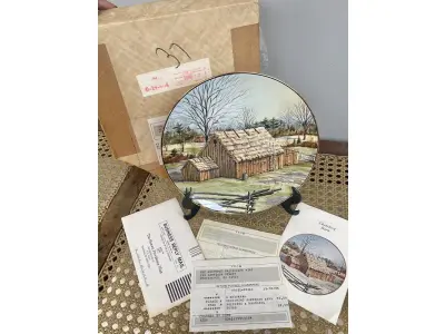 LOTE 293 - 01 RARO PRATO PORCELANA FRANCISCANA DA HISTORIC PROVIDENCE MINT WORLD PREMIER FIRST EDITION, DE 1983, DA SÉRIE THE VANISHING AMERICAN BARN, DA HARRIS HIEN, A SEGUNDA EDIÇÃO DA SÉRIE, INTITULADA "THATCHED BARN", NEW "ENGLAND BARN". O PRATO APRESENTA UMA REPRESENTAÇÃO ÚNICA, DETALHADA E COLORIDA DE UM TIPO DE CELEIRO AMERICANO, SITUADO EM UM CENÁRIO DE FAZENDA DE DIFERENTES REGIÕES DO PAÍS, COM DETALHES DOURADOS NA BORDA. ESTAMPADAS NA PARTE INFERIOR COM O NOME DA SÉRIE, TÍTULO, ASSINATURA IMPRESSA DO ARTISTA E A MARCA THE HISTORIC PROVIDENCE MINT, E MEDEM APROXIMADAMENTE 21,8 CM DE DIÂMETRO. EM EXCELENTE ESTADO, POSSUI A CAIXA ORIGINAL E OS DOCUMENTOS. COM CAIXA E CERTIFICADO E FOLHETOS  ORIGINAIS.PEÇA COMPRADA EM GARAGEM DE ANTIGUIDADES NOS EUA. SUPORTE PARA PRATO NÃO INCLUÍDO NESTA VENDA. (NO ESTADO) ATENÇÃO! FAZER A VISITAÇÃO ANTES DE ARREMATAR, NÃO SABEMOS SE FUNCIONA, LEILÃO NÃO TEM GARANTIA E NEM DEVOLUÇÃO, SUJEITO A POSSÍVEIS AVARIAS VISÍVEIS/OCULTAS E/OU AUSÊNCIA DE COMPONENTES.