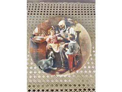LOTE 271 - 01 PRATO THE TOY MAKER PRIMEIRO PARTO DE  ROCKWELL HERITAGE COLLECTION KNOWLES NORMAN ROCKWELL DATADO EM 1977 . ESTA É A PRIMEIRA PLACA DE COLECIONADOR DE EDIÇÃO LIMITADA Nº9857 D "THE TOY MAKER" DE NORMAN ROCKWELL NA HERITAGE COLLECTION. FOI FEITO À MÃO EM UMA EDIÇÃO LIMITADA PERMANENTEMENTE FECHADA EM 1977 POR KNOWLES E CERTIFICADA COMO "TRUE ROCKWELL CLASSIC" PELA ROCKWELL SOCIETY OF AMERICA.RETRATA UM VELHO FAZENDO UM BRINQUEDO COM UM MENINO E UMA MENINA OLHANDO ATENTAMENTE. HÁ UM CACHORRO ABAIXO DELES OLHANDO COM INTERESSE. COM TODA PAPELADA INCLUÍDA. CERTIFICADO DE AUTORIZAÇÃO DE USO (COA) E LIVRETO DE HISTÓRICO E CERTIFICADO DE AUTENTICIDADE. CAIXA ORIGINAL INCLUÍDA,. MEDE 21,5 CM DE DIÂMETRO. PROVÉM DE UMA COLEÇÃO PARTICULAR GUARDADA A ANOS NOS EUA.ITEM COMPRADO EM GARAGEM DE ANTIGUIDADES NOS EUA. SUPORTE PARA PRATO NÃO INCLUÍDO NESTA VENDA. (NO ESTADO) ATENÇÃO! FAZER A VISITAÇÃO ANTES DE ARREMATAR, NÃO SABEMOS SE FUNCIONA, LEILÃO NÃO TEM GARANTIA E NEM DEVOLUÇÃO, SUJEITO A POSSÍVEIS AVARIAS VISÍVEIS/OCULTAS E/OU AUSÊNCIA DE COMPONENTES.