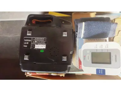 LOTE 369 - 01 DESFILIBRADOR DÉA E UM MEDIDOR DE PRESSÃO PARADOS A MUITO TEMPO SEM TEST. (NO ESTADO) ATENÇÃO! FAZER A VISITAÇÃO ANTES DE ARREMATAR, NÃO SABEMOS SE FUNCIONA, LEILÃO NÃO TEM GARANTIA E NEM DEVOLUÇÃO, SUJEITO A POSSÍVEIS AVARIAS VISÍVEIS/OCULTAS E/OU AUSÊNCIA DE COMPONENTES.