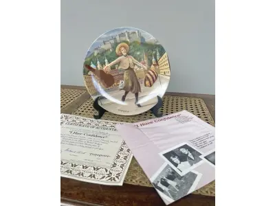 LOTE 275 - A NOVIÇA REBELDE (1949) - "I HAVE CONFIDENCE", 6ª PLACA COLECIONÁVEL DA SÉRIE DE PLACAS PARA COLECIONADORES EM HOMENAGEM A ESTE ADORADO MUSICAL. FEITO EM UMA EDIÇÃO ESTRITAMENTE LIMITADA A 150 DIAS DE QUEIMA NOS EUA. POR KNOWLES, O NOME MAIS ANTIGO DA AMÉRICA EM FINE PORCELANA CHINA ENDOSSADA PELOS ESPÓLIOS DE RICHARD RODGERS E OSCAR HAMMERSTEIN II. PINTADA EXCLUSIVAMENTE PARA ESTA EDIÇÃO LIMITADA POR T. CRNKOVICH E QUEIMADA EM PORCELANA FINA POR EDWIN M. KNOWLES. PLACA NÚMERO 14095 D, COM CERTIFICADO DE AUTENTICIDADE  E FOLHETOS DO MESMO  SEXTA GRAVURA DE A NOVIÇA REBELDE. ANO: 1987.NÚMERO BRADEX: 84-K41-18.6.ITEM COMPRADO EM GARAGEM DE ANTIGUIDADES NOS EUA. SUPORTE PARA PRATO NÃO INCLUÍDO NESTA VENDA. (NO ESTADO) ATENÇÃO! FAZER A VISITAÇÃO ANTES DE ARREMATAR, NÃO SABEMOS SE FUNCIONA, LEILÃO NÃO TEM GARANTIA E NEM DEVOLUÇÃO, SUJEITO A POSSÍVEIS AVARIAS VISÍVEIS/OCULTAS E/OU AUSÊNCIA DE COMPONENTES.