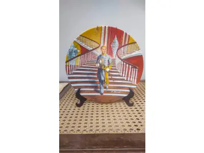 LOTE 281 - 01 POR KNOWLES "ASHLEY" E O VENTO LEVOU DA FINE CHINA, A PLACA DE COLECIONADOR FOI CRIADA EM 1978. É UMA EDIÇÃO LIMITADA DESTA SÉRIE E O VENTO LEVOU. ESTE PRATO NUNCA FOI EXPOSTO E ESTÁ EM PERFEITAS CONDIÇÕES, PEÇA GUARADA A ANOS, COM TODA A EMBALAGEM ORIGINAL E COA, CERTIFICADO DE AUTENTICIDADE FOLHETO. BRADEX NO. 84-41-3.2. PRATO DE NUMERO 15296 E. ESTE PRATO DE COLECIONADOR NÃO É APENAS UM OBJETO DECORATIVO, MAS UMA PEÇA DE HISTÓRIA DA ARTE, PERFEITA PARA EXIBIR EM QUALQUER CASA. COM 21 CM DE DIÂMETRO EDIÇÃO LIMITADA,PEÇA COMPRADA EM GARAGEM DE ANTIGUIDADES NOS EUA. SUPORTE PARA PRATO NÃO INCLUÍDO NESTA VENDA. (NO ESTADO) ATENÇÃO! FAZER A VISITAÇÃO ANTES DE ARREMATAR, NÃO SABEMOS SE FUNCIONA, LEILÃO NÃO TEM GARANTIA E NEM DEVOLUÇÃO, SUJEITO A POSSÍVEIS AVARIAS VISÍVEIS/OCULTAS E/OU AUSÊNCIA DE COMPONENTES.