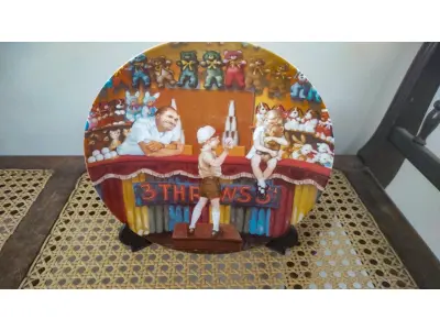 01 RARO CHARMOSO PRATO DE COLECIONADOR DE TOM NEWSOM INTITULADO "KNOCK 'EM DOWN!", A PRIMEIRA EDIÇÃO DA SÉRIE "THE CARNIVAL". ESTE PRATO, EDIÇÃO LIMITADA E NUMERADO À MÃO, ESTÁ EM EXCELENTE ESTADO DE CONSERVAÇÃO E TEM UM DIÂMETRO DE APROXIMADAMENTE 21 CM. NUMERO DO PRATO E 68 UNS DOS PRIMEIROS LANÇAMENTOS DE UMA TIRAGEM DE 19.500.COMO VOCÊ PODE VER NAS FOTOS, AS CORES SÃO VIBRANTES E A ATENÇÃO AOS DETALHES É PRIMOROSA, TORNANDO ESTE PRATO UMA ÓTIMA OPÇÃO DE PRESENTE OU UM BELO ITEM PARA COLECIONADORES.SUPORTE DO PRATO NÃO ESTÁ INCLUÍDO. ITEM COMPRADO EM GARAGENS DE ANTIGUIDADES NOS EUA. (NO ESTADO) ATENÇÃO! FAZER A VISITAÇÃO ANTES DE ARREMATAR, NÃO SABEMOS SE FUNCIONA, LEILÃO NÃO TEM GARANTIA E NEM DEVOLUÇÃO, SUJEITO A POSSÍVEIS AVARIAS VISÍVEIS/OCULTAS E/OU AUSÊNCIA DE COMPONENTES.