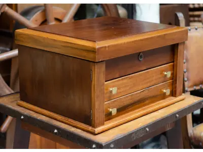 01 BELA CAIXA PARA FAQUEIRO EM MADEIRA COM 03 PARTIÇÕES SENDO 02 GAVETAS E 01 TAMPA SUPERIOR LINDA SUPER CONSERVADA PUXADORES EM METAL. COM 53X44X30. (NO ESTADO) ATENÇÃO! FAZER A VISITAÇÃO ANTES DE ARREMATAR, NÃO SABEMOS SE FUNCIONA, LEILÃO NÃO TEM GARANTIA E NEM DEVOLUÇÃO, SUJEITO A POSSÍVEIS AVARIAS VISÍVEIS/OCULTAS E/OU AUSÊNCIA DE COMPONENTES.