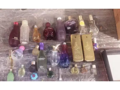 LOTE 423 - 01 LOTE COM FRASCOS PERFUMES ANTIGOS COLECIONÁVEIS. (NO ESTADO) ATENÇÃO! FAZER A VISITAÇÃO ANTES DE ARREMATAR, NÃO SABEMOS SE FUNCIONA, LEILÃO NÃO TEM GARANTIA E NEM DEVOLUÇÃO, SUJEITO A POSSÍVEIS AVARIAS VISÍVEIS/OCULTAS E/OU AUSÊNCIA DE COMPONENTES.