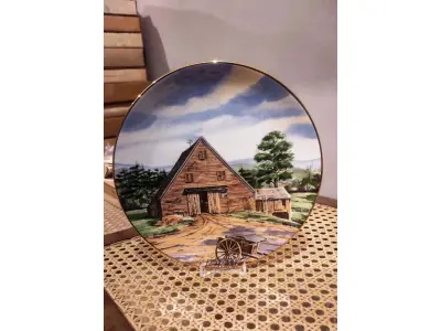 LOTE 305 - 01 RARO PRATO PORCELANA DA COLEÇÃO CELEIROS AMERICANOS EM EXTINÇÃO FRANCISCANA DA HISTORIC PROVIDENCE MINT WORLD PREMIER FIRST EDITION, DE 1983, DA SÉRIE THE VANISHING AMERICAN BARN, DA HARRIS HIEN, A SEGUNDA EDIÇÃO DA SÉRIE, INTITULADA "HUDSON RIVER BARN". EM PORTUGUES “CELEIRO DO RIO HUDSSON” O PRATO APRESENTA UMA REPRESENTAÇÃO ÚNICA, DETALHADA E COLORIDA DE UM TIPO DE CELEIRO AMERICANO, SITUADO EM UM CENÁRIO DE FAZENDA DE DIFERENTES REGIÕES DO PAÍS, COM DETALHES DOURADOS NA BORDA. ESTAMPADAS NA PARTE INFERIOR COM O NOME DA SÉRIE, TÍTULO, ASSINATURA IMPRESSA DO ARTISTA E A MARCA THE HISTORIC PROVIDENCE MINT, E MEDEM APROXIMADAMENTE 21,8 CM DE DIÂMETRO. EM EXCELENTE ESTADO, POSSUI A CAIXA ORIGINAL E OS DOCUMENTOS. O SUPORTE DO PRATO NÃO ESTÁ INCLUÍDO. PEÇA COMPRADA EM GARAGEM DE ANTIGUIDADES NOS EUA. SUPORTE PARA PRATO NÃO INCLUÍDO NESTA VENDA. (NO ESTADO) ATENÇÃO! FAZER A VISITAÇÃO ANTES DE ARREMATAR, NÃO SABEMOS SE FUNCIONA, LEILÃO NÃO TEM GARANTIA E NEM DEVOLUÇÃO, SUJEITO A POSSÍVEIS AVARIAS VISÍVEIS/OCULTAS E/OU AUSÊNCIA DE COMPONENTES.