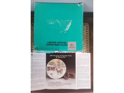 LOTE 163 - 01 RARO  PRATO COLECIONÁVEL DE 1979 EDIÇÃO LIMITADA DE 5000 PEÇAS,PEÇA DE  529 DE 5000 PEÇAS LANÇADAS NA ÉPOCA DA SÉRIE "CHRISTMAS OF YESTERDAY" DE MARVIN NYE, CELEBRANDO O LENHADOR, NATAL DE ONTEM "CHRISTMAS CALL" DO ARTISTA MARVIN NYE, ANO DE 1979, NA CAIXA ORIGINAL, COLEÇÃO KERN. O PRATO ESTÁ EM EXCELENTES CONDIÇÕES. O PRATO ESTÁ NA CAIXA ORIGINAL DESDE A COMPRA. O TAMANHO DO PRATO É DE APROXIMADAMENTE 21 CM DE DIÂMETRO. O SUPORTE DO PRATO NÃO ESTÁ INCLUÍDO. ITEM COMPRADO EM GARAGENS DE ANTIGUIDADES NOS EUA. (NO ESTADO) ATENÇÃO! FAZER A VISITAÇÃO ANTES DE ARREMATAR, NÃO SABEMOS SE FUNCIONA, LEILÃO NÃO TEM GARANTIA E NEM DEVOLUÇÃO, SUJEITO A POSSÍVEIS AVARIAS VISÍVEIS/OCULTAS E/OU AUSÊNCIA DE COMPONENTES.