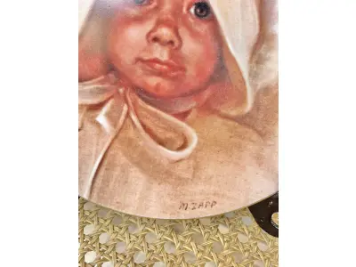 LOTE 159 - 01 PRATO COLECIONÁVEL "AMY" DE MARILYN ZAPP, DE 1983, DA BRENTWOOD FINE ARTS. ESTE PRATO FOI CRIADO A PARTIR DE UMA OBRA DE ARTE ORIGINAL DE MARILYN ZAPP. EDIÇÃO NUMERADA, 2873 EXEMPLARES/12.500 SENDO LANÇADAS APENAS 10 MIL EXEMPLARES NOS EUA E 25,00EXEMPLARES LAÇADOS NO CANADA NA DÉCADA DE 80. MEDE 21,8 CM DE DIÂMETRO.  ITEM COMPRADO EM GARAGENS DE ANTIGUIDADES NOS EUA. SUPORTE PARA PRATO NÃO INCLUÍDO NESTA VENDA. (NO ESTADO) ATENÇÃO! FAZER A VISITAÇÃO ANTES DE ARREMATAR, NÃO SABEMOS SE FUNCIONA, LEILÃO NÃO TEM GARANTIA E NEM DEVOLUÇÃO, SUJEITO A POSSÍVEIS AVARIAS VISÍVEIS/OCULTAS E/OU AUSÊNCIA DE COMPONENTES.