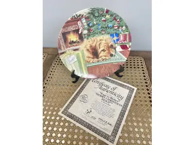 01 PRATO VINTAGE PARA COLECIONADORES APRESENTA O HERÓI CANINO FAVORITO DE TODOS, BENJI,  MULBERRY "WAGS TO RICHES" DE BENJI, EM UMA EMOCIONANTE CENA NATALINA. O PRATO MEDE 21 CM DE DIÂMETRO E É FEITO DE PORCELANA ROYAL MANOR. ACOMPANHA UM CERTIFICADO DE AUTENTICIDADE E É UM ITEM ESSENCIAL PARA QUALQUER FÃ DE BENJI OU COLECIONADOR DE PRATOS DECORATIVOS. O PRATO ESTÁ EM EXCELENTE ESTADO E NÃO APRESENTA SINAIS DE DESGASTE OU DANOS. PRATO DE NUMERO 3838 DE UMA EDIÇAO LIMITADA A 15,500 PRATOS LANÇADOS NA EPOCA NOS EUA PELA CREATIVE WORD LTD.NÃO PERCA ESTA PEÇA ÚNICA DA CULTURA AMERICANA VINTAGE! PEÇA COMPRADA EM GARAGEM DE ANTIGUIDADES NOS EUA. SUPORTE PARA PRATO NÃO INCLUÍDO NESTA VENDA. (NO ESTADO) ATENÇÃO! FAZER A VISITAÇÃO ANTES DE ARREMATAR, NÃO SABEMOS SE FUNCIONA, LEILÃO NÃO TEM GARANTIA E NEM DEVOLUÇÃO, SUJEITO A POSSÍVEIS AVARIAS VISÍVEIS/OCULTAS E/OU AUSÊNCIA DE COMPONENTES.