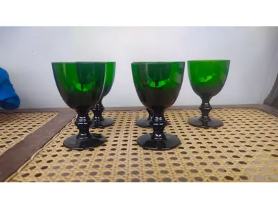 01  LOTE COM BELÍSSIMAS TAÇAS DE PÉ ALTAS PARA VINHO, IMPORTADAS EXECUTADAS LOTE COM 5 TAÇAS NA TONALIDADE VERDE ESMERALDA 10 CM X 6,5 CM. (NO ESTADO) ATENÇÃO! FAZER A VISITAÇÃO ANTES DE ARREMATAR, NÃO SABEMOS SE FUNCIONA, LEILÃO NÃO TEM GARANTIA E NEM DEVOLUÇÃO, SUJEITO A POSSÍVEIS AVARIAS VISÍVEIS/OCULTAS E/OU AUSÊNCIA DE COMPONENTES.