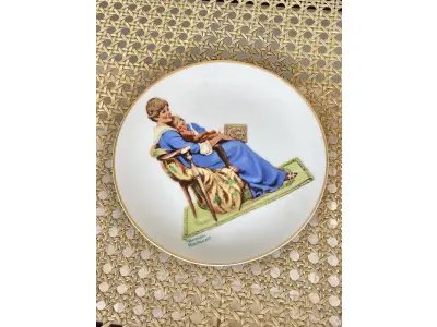 01 PRATO DE COLECIONADOR INTITULADO "HORA DE DORMIR" É INSPIRADO NA OBRA DE NORMAN ROCKWELL E FAZ PARTE DA MARCA MUSEUM COLLECTIONS INC. APRESENTA UM DESIGN CHARMOSO QUE RETRATA A ROTINA DA HORA DE DORMIR DE UMA CRIANÇA, COM UM TOQUE VINTAGE QUE O TORNA PERFEITO PARA TODAS AS OCASIÕES. O PRATO TEM 16 CM DE DIÂMETRO. ESTE ITEM FOI FABRICADO NO JAPÃO DURANTE A DÉCADA DE 1980 E É UM ÓTIMO COMPLEMENTO PARA QUALQUER COLEÇÃO DE ITENS DECORATIVOS COLECIONÁVEIS. O TEMA DO PRATO É A HORA DE DORMIR, E É PERFEITO PARA QUEM APRECIA A CULTURA AMERICANA E ITENS VINTAGE. SUPORTE DO PRATO NÃO ESTÁ INCLUÍDO. ITEM COMPRADO EM GARAGENS DE ANTIGUIDADES NOS EUA. (NO ESTADO) ATENÇÃO! FAZER A VISITAÇÃO ANTES DE ARREMATAR, NÃO SABEMOS SE FUNCIONA, LEILÃO NÃO TEM GARANTIA E NEM DEVOLUÇÃO, SUJEITO A POSSÍVEIS AVARIAS VISÍVEIS/OCULTAS E/OU AUSÊNCIA DE COMPONENTES.
