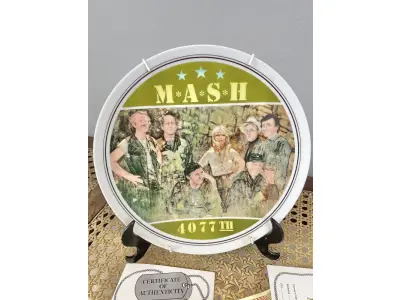 01 LINDO PRATO DE COLECIONADOR MASH 4077ª EDIÇÃO ÚLTIMA TEMPORADA DA SÉRIE DE TELEVISÃO MASH, LIMITADA NA CAIXA ORIGINAL. COM  21,5 CM DE DIÂMETRO, FABRICADO EM 1982 PELA ROYAL ORLEANS PARA A TWENTIETH CENTURY-FOX. UM PRATO MUITO BONITO. NO VERSO, HÁ UMA LISTA COM O NOME DOS ATORES. DISTRIBUÍDO EXCLUSIVAMENTE PELA ROYAL ORLEANS, NOVA ORLEANS, LA. COM CERTIFICADO DE AUTENTICIDADE E DOCUMENTOS. ITEM COMPRADO E GARAGENS DE ANTIGUIDADES NOS EUA. SUPORTE PARA PRATO NÃO INCLUÍDO NESTA VENDA. (NO ESTADO) ATENÇÃO! FAZER A VISITAÇÃO ANTES DE ARREMATAR, NÃO SABEMOS SE FUNCIONA, LEILÃO NÃO TEM GARANTIA E NEM DEVOLUÇÃO, SUJEITO A POSSÍVEIS AVARIAS VISÍVEIS/OCULTAS E/OU AUSÊNCIA DE COMPONENTES.