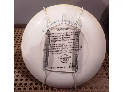 LOTE 290 - 01 PRATO WEDGWOOD "PLAYTIME" MARY VICKERS "MY MEMORIES", DE 1982, FABRICADO NA INGLATERRA, COM 20 CM ESTE É UM PRATO VINTAGE DE COLECIONADOR DE 1982 MUITO CHARMOSO. "PLAYTIME", EM PORTUGUES "HORA DE BRINCAR"A SEGUNDA EDIÇÃO DE UMA SÉRIE INTITULADA "MY MEMORIES", DE MARY VICKERS.  LIMITADO A 100 DIAS DE PRODUÇÃO E LOGO FECHADDA A FABRICAÇAO PRATA DE NUMERO 1508H ANTERIORMENTE ESTIMADO. SEM DANOS NOTÁVEIS, MAS PODE APRESENTAR ALGUM DESGASTE TÍPICO. EM EXCELENTE ESTADO, POSSUI A CAIXA ORIGINAL CERTIFICADO DE AUTENTICIDADE E OS DOCUMENTOS. O SUPORTE DO PRATO NÃO ESTÁ INCLUÍDO. PEÇA COMPRADA EM GARAGEM DE ANTIGUIDADES NOS EUA. (NO ESTADO) ATENÇÃO! FAZER A VISITAÇÃO ANTES DE ARREMATAR, NÃO SABEMOS SE FUNCIONA, LEILÃO NÃO TEM GARANTIA E NEM DEVOLUÇÃO, SUJEITO A POSSÍVEIS AVARIAS VISÍVEIS/OCULTAS E/OU AUSÊNCIA DE COMPONENTES.