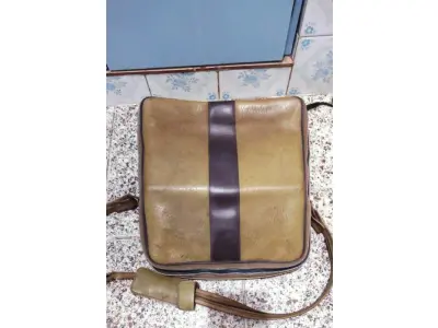 01 MÁQUINA DE ESCREVER ANTIGA OLIVETT LETTERA 22. (NO ESTADO) ATENÇÃO! FAZER A VISITAÇÃO ANTES DE ARREMATAR, NÃO SABEMOS SE FUNCIONA, LEILÃO NÃO TEM GARANTIA E NEM DEVOLUÇÃO, SUJEITO A POSSÍVEIS AVARIAS VISÍVEIS/OCULTAS E/OU AUSÊNCIA DE COMPONENTES.