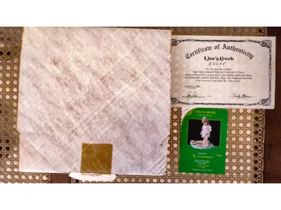 LOTE 330 - 01 PRATO DE COLECIONADOR SÉRIE PARECE QUE FOI ONTEM"SEEMS LIKE YESTERDAY" "EM PORTUGUES PARECE QUE FOI ONTEM""MY MAGIC HAT"MEU CHAPÉU MÁGICO" PRODUZIDA EM EDIÇÃO LIMITADA POR APENAS 10 DIAS DE DISTRIBUIÇÃO E LOGO FECHADO PARA SEMPRE. PRATO DE NUMERO 6649 .PLACA DE COLECIONADOR B0Y RUSTY MONEY LANÇADAS EM 01/11/1982. APRESENTA UMA CENA IT"DA RUSTY MONEY, 3ª EDIÇÃO. E FOI FABRICADO ENTRE 1980 E 1989. É PERFEITO PARA COLECIONADORES DE ITENS DECORATIVOS AMERICANOS, ESPECIALMENTE PARA AQUELES INTERESSADOS EM PRATOS DE COLECIONADOR. EMITIDO PELA RJ ERNST ENTERPRISES. ACOMPANHA O CERTIFICADO DE AUTENTICIDADE NA CAIXA ORIGINAL. COM 22 CM DE DIÂMETRO. PEÇA COMPRADA EM GARAGEM DE ANTIGUIDADES NOS EUA. “SUPORTE PARA PRATO NÃO INCLUÍDO NESTA VENDA.” . (NO ESTADO) ATENÇÃO! FAZER A VISITAÇÃO ANTES DE ARREMATAR, NÃO SABEMOS SE FUNCIONA, LEILÃO NÃO TEM GARANTIA E NEM DEVOLUÇÃO, SUJEITO A POSSÍVEIS AVARIAS VISÍVEIS/OCULTAS E/OU AUSÊNCIA DE COMPONENTES.