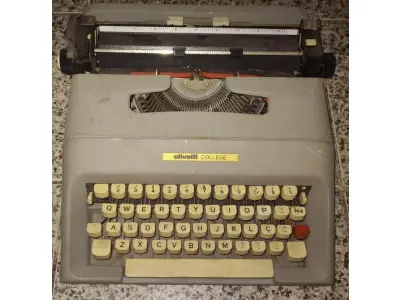 LOTE 431 - 01 MÁQUINA DE ESCREVER ANTIGA OLIVETT COLLEGE. (NO ESTADO) ATENÇÃO! FAZER A VISITAÇÃO ANTES DE ARREMATAR, NÃO SABEMOS SE FUNCIONA, LEILÃO NÃO TEM GARANTIA E NEM DEVOLUÇÃO, SUJEITO A POSSÍVEIS AVARIAS VISÍVEIS/OCULTAS E/OU AUSÊNCIA DE COMPONENTES.