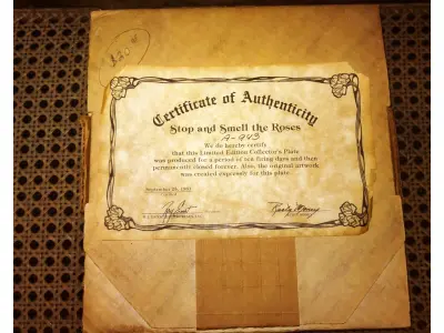 01 PRATO DE COLECIONADOR SÉRIE PARECE QUE FOI ONTEM "STOP AND SMELL LIKE YESTERDAY" "EM PORTUGUES PARE E SINTA O CHEIRO DAS ROSA" PRODUZIDA EM EDIÇÃO LIMITADA POR APENAS 10 DIAS DE DISTRIBUIÇÃO E LOGO FECHADO PARA SEMPRE. PRATO DE NUMERO A 943.PLACA DE COLECIONADOR B0Y RUSTY MONEY ESSA PEÇA FOI AUTOGRAFA PELO  ARTISTA NA EPOCA DE LANÇAMETO DOS PRATOS NOS EUA. APRESENTA UMA CENA IT" DA RUSTY MONEY, 1ª EDIÇÃO. E FOI FABRICADO ENTRE 1980 E 1989. É PERFEITO PARA COLECIONADORES DE ITENS DECORATIVOS AMERICANOS, ESPECIALMENTE PARA AQUELES INTERESSADOS EM PRATOS DE COLECIONADOR. EMITIDO PELA RJ ERNST ENTERPRISES. ACOMPANHA O CERTIFICADO DE AUTENTICIDADE NA CAIXA ORIGINAL. COM 22 CM DE DIÂMETRO. PEÇA COMPRADA EM GARAGEM DE ANTIGUIDADES NOS EUA. “SUPORTE PARA PRATO NÃO INCLUÍDO NESTA VENDA.” . (NO ESTADO) ATENÇÃO! FAZER A VISITAÇÃO ANTES DE ARREMATAR, NÃO SABEMOS SE FUNCIONA, LEILÃO NÃO TEM GARANTIA E NEM DEVOLUÇÃO, SUJEITO A POSSÍVEIS AVARIAS VISÍVEIS/OCULTAS E/OU AUSÊNCIA DE COMPONENTES.