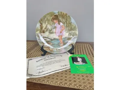 LOTE 314 - 01 PRATO DE COLECIONADOR SÉRIE PARECE QUE FOI ONTEM "SEEMS LIKE YESTERDAY" "EM PORTUGUES PARECE QUE FOI ONTEM"" PRODUZIDA EM EDIÇÃO LIMITADA POR APENAS 10 DIAS DE DISTRIBUIÇÃO E LOGO FECHADO PARA SEMPRE. PRATO DE NUMERO 6219C .PLACA DE COLECIONADOR B0Y RUSTY MONEY ESSA PEÇA FOI AUTOGRAFADA À MÃO PELO ARTISTA NA EPOCA DE LANÇAMENTO DOS PRATOS NOS EUA EM 30/03/1983. APRESENTA UMA CENA IT"" DA RUSTY MONEY, 3ª EDIÇÃO. E FOI FABRICADO ENTRE 1980 E 1989. É PERFEITO PARA COLECIONADORES DE ITENS DECORATIVOS AMERICANOS, ESPECIALMENTE PARA AQUELES INTERESSADOS EM PRATOS DE COLECIONADOR. EMITIDO PELA RJ ERNST ENTERPRISES. ACOMPANHA O CERTIFICADO DE AUTENTICIDADE NA CAIXA ORIGINAL. COM 22 CM DE DIÂMETRO. PEÇA COMPRADA EM GARAGEM DE ANTIGUIDADES NOS EUA. “SUPORTE PARA PRATO NÃO INCLUÍDO NESTA VENDA.” . (NO ESTADO) ATENÇÃO! FAZER A VISITAÇÃO ANTES DE ARREMATAR, NÃO SABEMOS SE FUNCIONA, LEILÃO NÃO TEM GARANTIA E NEM DEVOLUÇÃO, SUJEITO A POSSÍVEIS AVARIAS VISÍVEIS/OCULTAS E/OU AUSÊNCIA DE COMPONENTES.