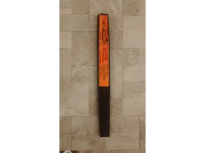 01 LEQUE JAPÓNES ANTIGO GUARDADO A ANOS EM ÓTIMO ESTADO COM 32CM DE COMPRIMENTO. (NO ESTADO) ATENÇÃO! FAZER A VISITAÇÃO ANTES DE ARREMATAR, NÃO SABEMOS SE FUNCIONA, LEILÃO NÃO TEM GARANTIA E NEM DEVOLUÇÃO, SUJEITO A POSSÍVEIS AVARIAS VISÍVEIS/OCULTAS E/OU AUSÊNCIA DE COMPONENTES.