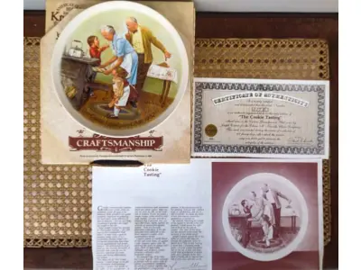 LOTE 324 - 01  PRATO DOS AVÓS CSATARI" PRATO DE COLECIONADOR KNOWLES * DE 1982 JOSEPH CSATARI MAIS ANTIGO DE EDWIN M. NÚMERO DA PLACA 1167 B COM 21 CM DE DIAMETRO. ÚNICA EDIÇÃO DE "THE COOKIE TASTING, " "EM PORTUGUES A DEGUSTAÇÃO DE BISCOITOS"UMA OBRA ORIGINAL DE JOSEPH CSATARI, PINTADA EXCLUSIVAMENTE PARA A QUARTA EDIÇÃO DA SÉRIE CSATARI GRANDPARENT E FEITA RIGOROSAMENTE SEGUNDO OS PADRÕES TRADICIONAIS DE KNOWLES, O NOME MAIS ANTIGO DA AMÉRICA EM PORCELANA FINA, EM UMA ÚNICA EDIÇÃO LIMITADA E FECHADA PARA SEMPRE A CEM DIAS DE QUEIMA DE ESTOQUE . BRADEN NO. 84-K-41-4.3.COM CAIXA E CERTIFICADO E FOLHETOS  ORIGINAIS.PEÇA COMPRADA EM GARAGEM DE ANTIGUIDADES NOS EUA. SUPORTE PARA PRATO NÃO INCLUÍDO NESTA VENDA. (NO ESTADO) ATENÇÃO! FAZER A VISITAÇÃO ANTES DE ARREMATAR, NÃO SABEMOS SE FUNCIONA, LEILÃO NÃO TEM GARANTIA E NEM DEVOLUÇÃO, SUJEITO A POSSÍVEIS AVARIAS VISÍVEIS/OCULTAS E/OU AUSÊNCIA DE COMPONENTES.