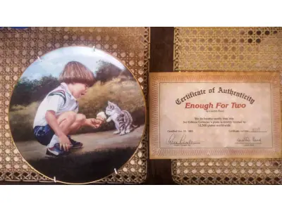 LOTE 141 - 01 PRATO DE COLECIONADOR "MOMENTOS ESPECIAIS" "ENOUGH FOR TWO" DE LUCELLE RAAD, 1983. PRATO DE PORCELANA "ENOUGH FOR TWO". TERCEIRA EDIÇÃO DA SÉRIE "MOMENTOS ESPECIAIS". "ENOUGH FOR TWO" DE LUCELLE RAAD. EDIÇÃO LIMITADA A 12.500 UNIDADES EM TODO O MUNDO. NÚMERO DO PRATO: 512. COM 21 CM DE DIAMETRO . TERCEIRO DA SÉRIE "MOMENTOS ESPECIAIS". MENINO COMPARTILHANDO SUA CASQUINHA DE SORVETE COM UM GATINHO. EXCELENTE ESTADO DE USO. SEM LASCAS OU RACHADURAS. VEM NA CAIXA ORIGINAL, COM CERTIFICADO DE AUTENTICIDADE.SUPORTE PARA PRATO NÃO INCLUÍDO NESTA VENDA. (NO ESTADO) ATENÇÃO! FAZER A VISITAÇÃO ANTES DE ARREMATAR, NÃO SABEMOS SE FUNCIONA, LEILÃO NÃO TEM GARANTIA E NEM DEVOLUÇÃO, SUJEITO A POSSÍVEIS AVARIAS VISÍVEIS/OCULTAS E/OU AUSÊNCIA DE COMPONENTES.